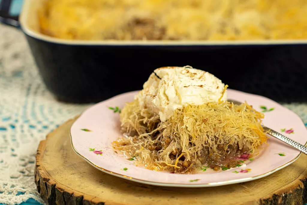 Nidi di kataifi con mele caramellate e panna